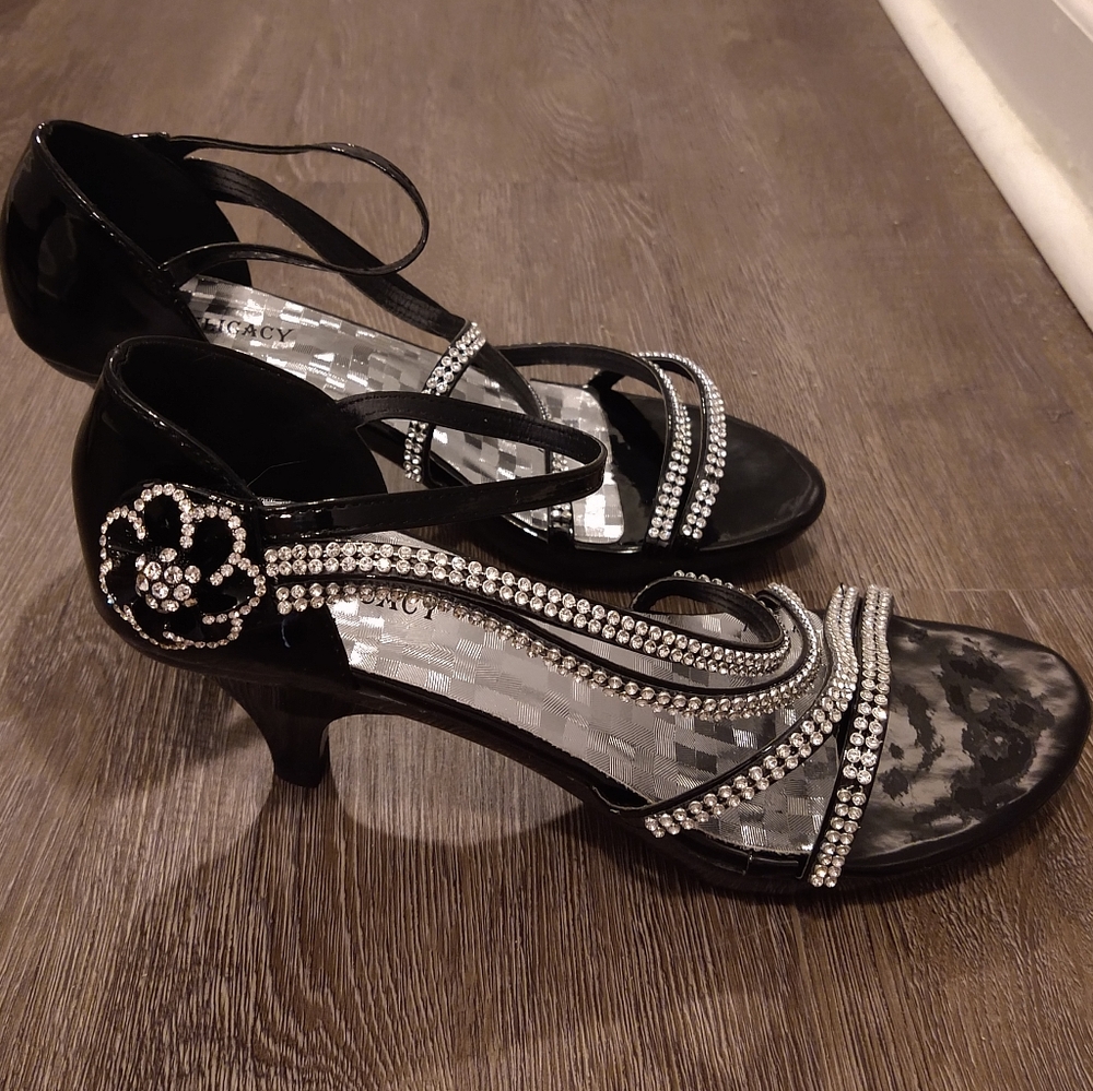 Size 9 strappy black Delicacy kitten heels